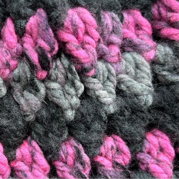 Handmade Crochet Ponytail Messy-Bun Beanie Hat - Picture 4 of 4